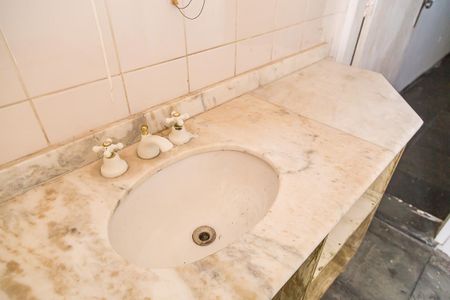 Casa para alugar com 730m², 5 quartos e 6 vagasBanheiro da Edícula - Pia