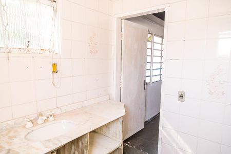 Casa para alugar com 730m², 5 quartos e 6 vagasBanheiro da Edícula