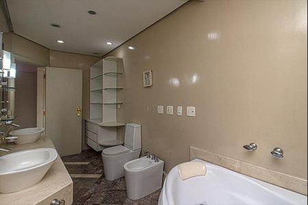 Apartamento para alugar com 560m², 4 quartos e 5 vagas Apartamento para alugar com 560m², 4 quartos e 5 vagasBanheiro da Suíte master