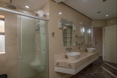 Apartamento para alugar com 560m², 4 quartos e 5 vagas Apartamento para alugar com 560m², 4 quartos e 5 vagasBanheiro da Suíte master