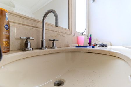 Apartamento à venda com 420m², 4 quartos e 5 vagasBanheiro da Suíte 1