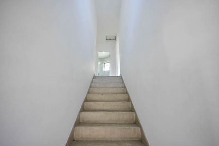 Casa para alugar com 72m², 2 quartos e 1 vagaEscada