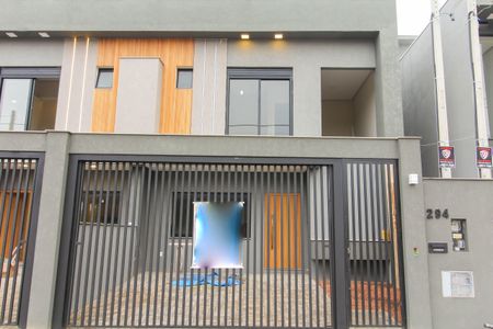 Casa à venda com 118m², 3 quartos e 2 vagas Casa à venda com 118m², 3 quartos e 2 vagasFachada