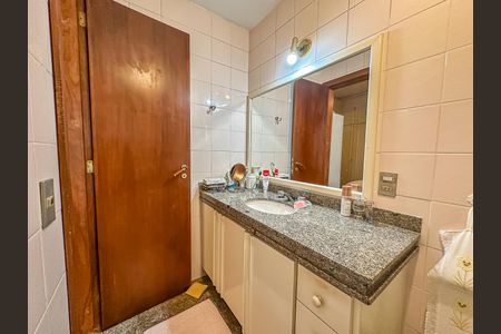 Apartamento à venda com 139m², 3 quartos e 2 vagas Apartamento à venda com 139m², 3 quartos e 2 vagasBanheiro da Suíte