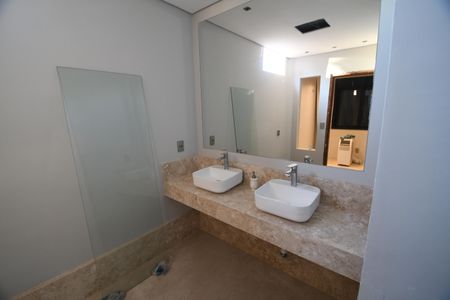 Casa à venda com 630m², 4 quartos e 8 vagasBanheiro da Suite 1