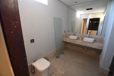 Casa à venda com 630m², 4 quartos e 8 vagasBanheiro da Suite 1