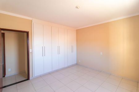 Casa à venda com 311m², 6 quartos e 6 vagas Casa à venda com 311m², 6 quartos e 6 vagasQuarto 04