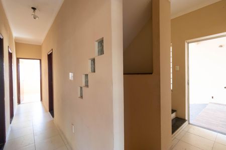 Casa à venda com 311m², 6 quartos e 6 vagas Casa à venda com 311m², 6 quartos e 6 vagasCorredor