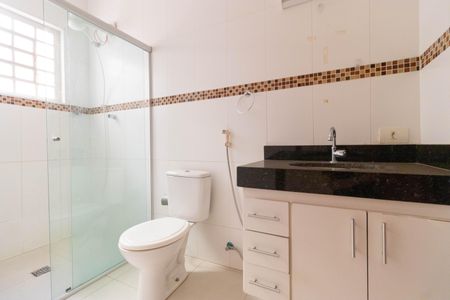 Casa à venda com 311m², 6 quartos e 6 vagas Casa à venda com 311m², 6 quartos e 6 vagasBanheiro 02