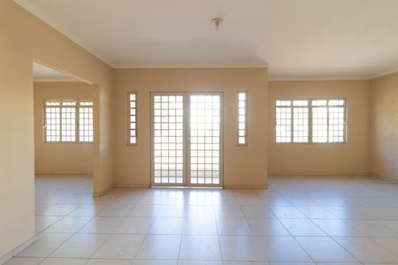 Casa à venda com 311m², 6 quartos e 6 vagas Casa à venda com 311m², 6 quartos e 6 vagasSala 02