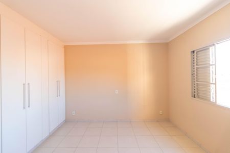 Casa à venda com 311m², 6 quartos e 6 vagas Casa à venda com 311m², 6 quartos e 6 vagasQuarto 04