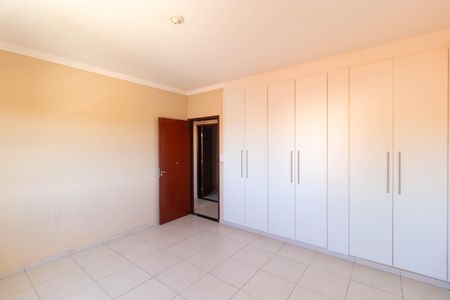 Casa à venda com 311m², 6 quartos e 6 vagas Casa à venda com 311m², 6 quartos e 6 vagasQuarto 04