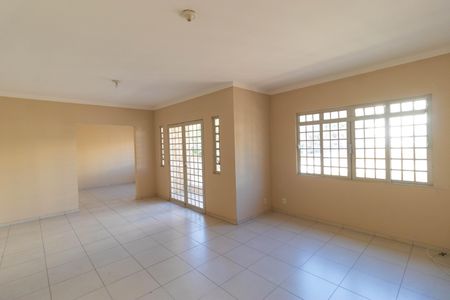 Casa à venda com 311m², 6 quartos e 6 vagas Casa à venda com 311m², 6 quartos e 6 vagasSala 02