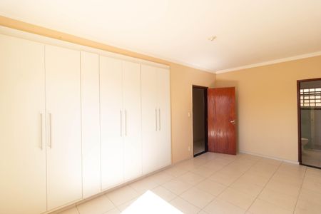 Casa à venda com 311m², 6 quartos e 6 vagas Casa à venda com 311m², 6 quartos e 6 vagasSuíte 06