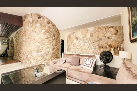 Casa à venda com 650m², 4 quartos e 4 vagas Casa à venda com 650m², 4 quartos e 4 vagasSala