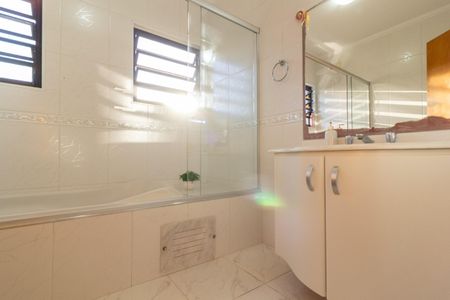 Casa à venda com 210m², 4 quartos e 4 vagas Casa à venda com 210m², 4 quartos e 4 vagasBanheiro da Suíte 1