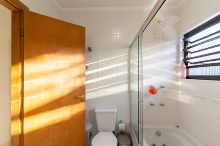 Casa à venda com 210m², 4 quartos e 4 vagas Casa à venda com 210m², 4 quartos e 4 vagasBanheiro da Suíte 1