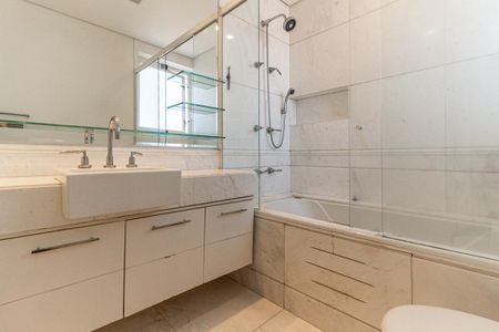 Apartamento à venda com 711m², 5 quartos e 6 vagasBanheiro da Suíte 2