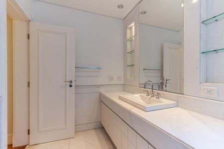 Apartamento à venda com 711m², 5 quartos e 6 vagasBanheiro da Suíte 1