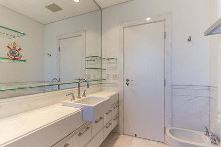 Apartamento à venda com 711m², 5 quartos e 6 vagasBanheiro da Suíte 4