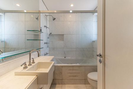 Apartamento à venda com 711m², 5 quartos e 6 vagasBanheiro da Suíte 2