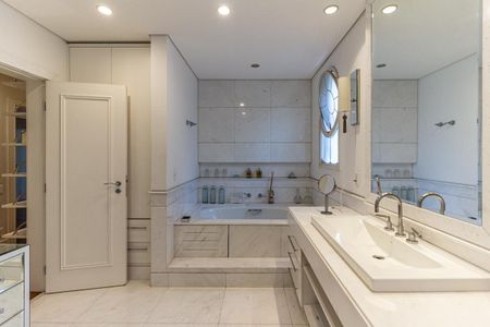 Apartamento à venda com 711m², 5 quartos e 6 vagasBanheiro da Suíte 1