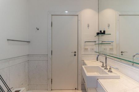 Apartamento à venda com 711m², 5 quartos e 6 vagasBanheiro da Suíte 2