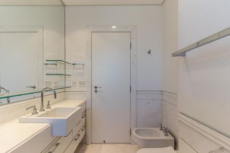 Apartamento à venda com 711m², 5 quartos e 6 vagasBanheiro da Suíte 4