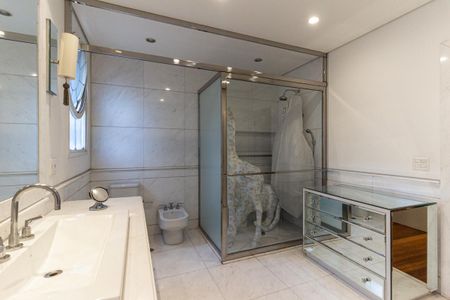 Apartamento à venda com 711m², 5 quartos e 6 vagasBanheiro da Suíte 1