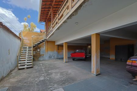 Casa à venda com 458m², 3 quartos e 6 vagas Casa à venda com 458m², 3 quartos e 6 vagasGaragem