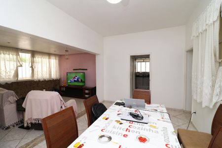 Casa à venda com 240m², 5 quartos e 3 vagasSala