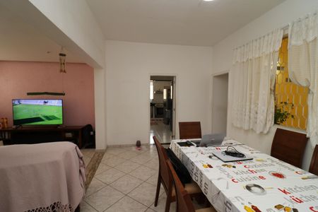 Casa à venda com 240m², 5 quartos e 3 vagasSala