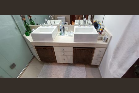 Casa à venda com 300m², 3 quartos e 3 vagasBanheiro