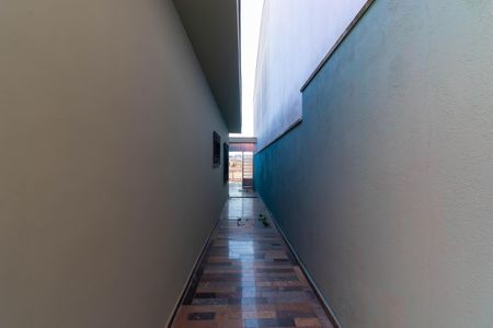 Casa à venda com 243m², 3 quartos e 8 vagasCorredor Externo