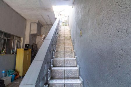 Casa à venda com 200m², 3 quartos e 2 vagas Casa à venda com 200m², 3 quartos e 2 vagasEscada entrada casa 2