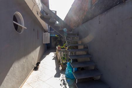 Casa à venda com 200m², 3 quartos e 2 vagas Casa à venda com 200m², 3 quartos e 2 vagasEscada churrasqueira