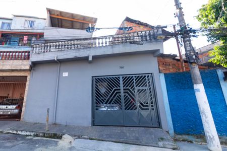 Casa à venda com 200m², 3 quartos e 2 vagas Casa à venda com 200m², 3 quartos e 2 vagasFachada