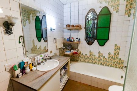 Casa para alugar com 380m², 6 quartos e 6 vagas Casa para alugar com 380m², 6 quartos e 6 vagasBanheiro da Suíte