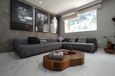 Casa de condomínio à venda com 215m², 3 quartos e 2 vagas Casa de condomínio à venda com 215m², 3 quartos e 2 vagasSala