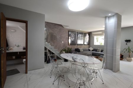 Casa de condomínio à venda com 215m², 3 quartos e 2 vagas Casa de condomínio à venda com 215m², 3 quartos e 2 vagasSala