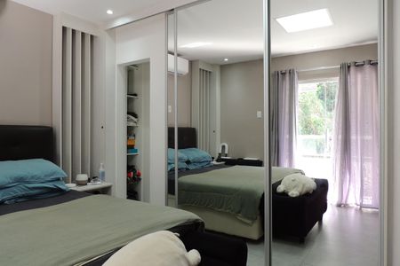 Casa de condomínio à venda com 215m², 3 quartos e 2 vagasSuíte