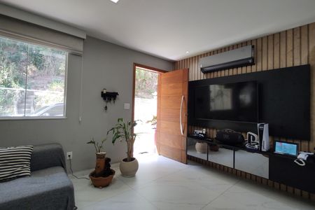 Casa de condomínio à venda com 215m², 3 quartos e 2 vagas Casa de condomínio à venda com 215m², 3 quartos e 2 vagasSala