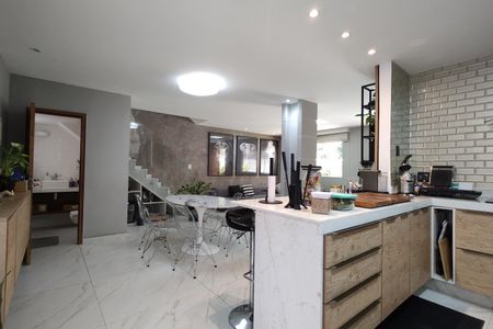 Casa de condomínio à venda com 215m², 3 quartos e 2 vagas Casa de condomínio à venda com 215m², 3 quartos e 2 vagasCozinha - Armários