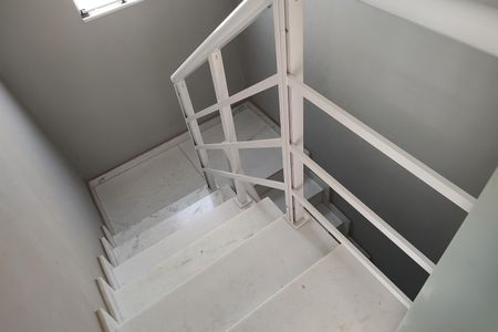 Casa de condomínio à venda com 215m², 3 quartos e 2 vagas Casa de condomínio à venda com 215m², 3 quartos e 2 vagasEscada