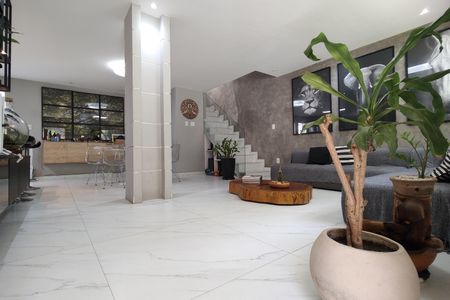 Casa de condomínio à venda com 215m², 3 quartos e 2 vagas Casa de condomínio à venda com 215m², 3 quartos e 2 vagasSala