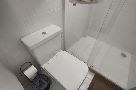 Casa de condomínio à venda com 215m², 3 quartos e 2 vagas Casa de condomínio à venda com 215m², 3 quartos e 2 vagasBanheiro da Suíte