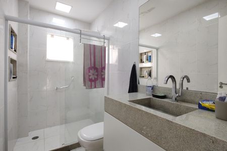 Casa de condomínio à venda com 215m², 3 quartos e 2 vagas Casa de condomínio à venda com 215m², 3 quartos e 2 vagasBanheiro Social