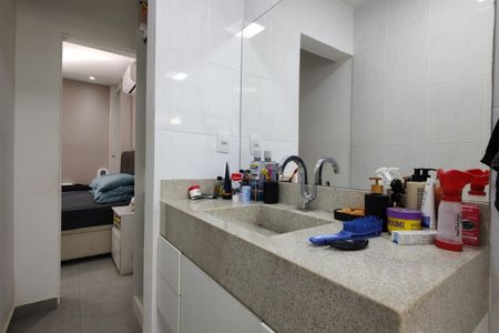 Casa de condomínio à venda com 215m², 3 quartos e 2 vagas Casa de condomínio à venda com 215m², 3 quartos e 2 vagasBanheiro da Suíte