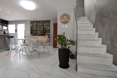 Casa de condomínio à venda com 215m², 3 quartos e 2 vagas Casa de condomínio à venda com 215m², 3 quartos e 2 vagasSala