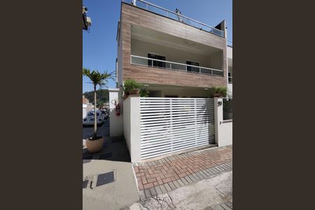 Casa de condomínio à venda com 215m², 3 quartos e 2 vagasFachada